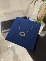 اسمك بين الغيوم… يتألّق بالذهب!”