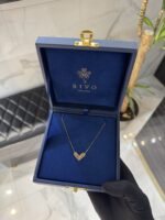 ⁦قلادة هندسية استثنائية — بين جرأة الـ V ورقّة القلب⁩ - الصورة ⁦2⁩