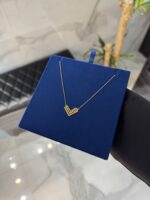 قلادة هندسية استثنائية — بين جرأة الـ V ورقّة القلب