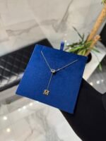 ⁦قلادة بحجر أزرق فاتح + حرفك⁩ - الصورة ⁦2⁩